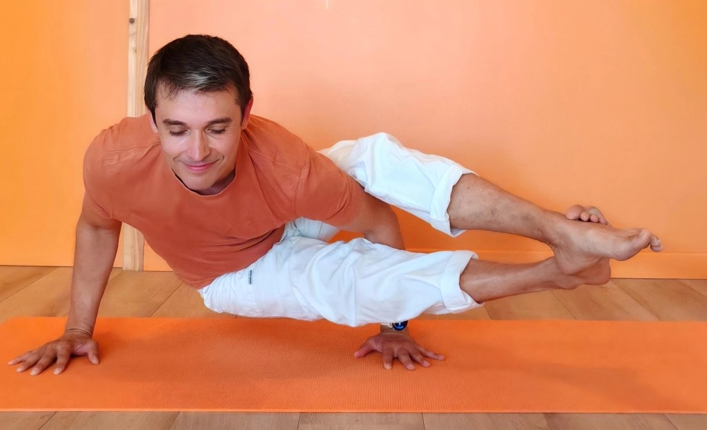 Edouard faisant astavakrasana